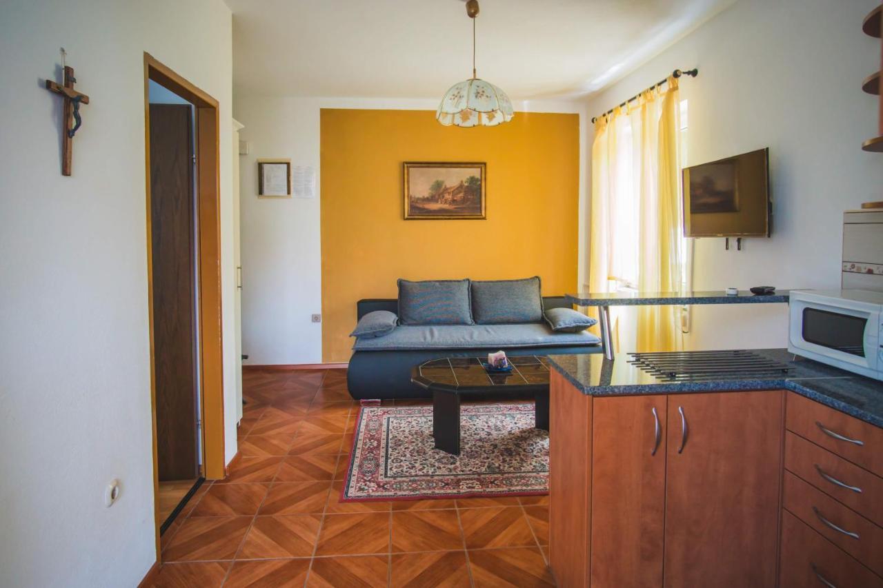 Apartmani Mili Malinska Exterior photo